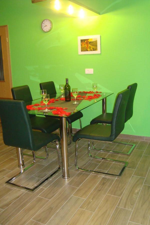 Apartment Thomas Vipava Exterior photo